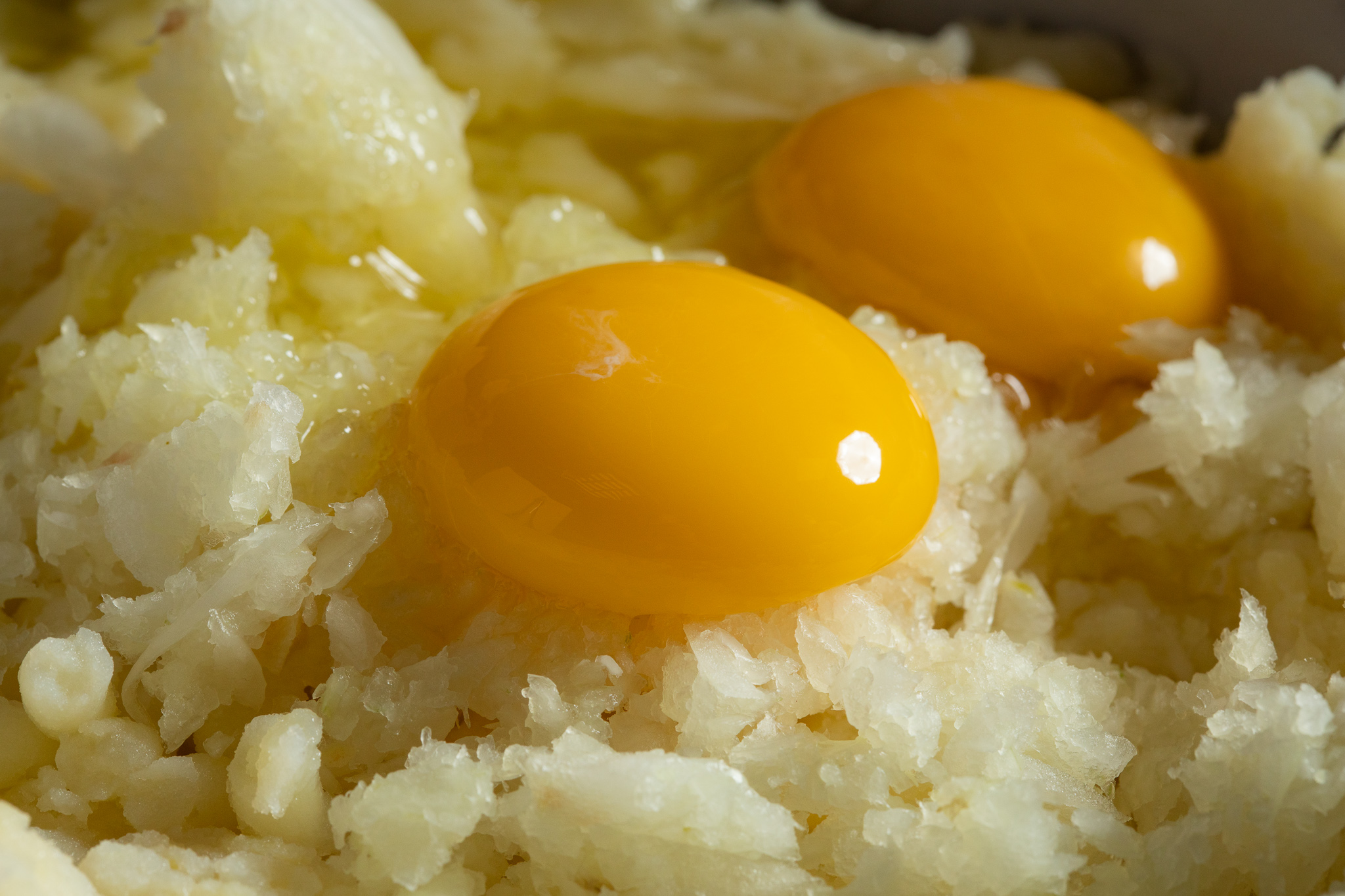מוסיפים לקערת הפירה את הבצל, הפטרוזיליה, הביצים. צילום: שניר גואטה